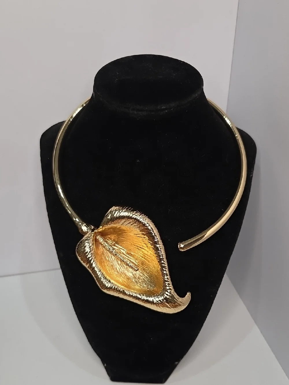 💛▪️Camila Coelho▪️ Gold Tone Calla Lily Statement Choker Floral Necklace